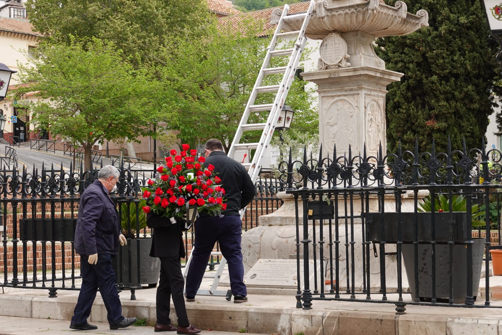 El Cristo del Campo del Príncipe ha recibido hoy su tradicional ofrenda floral a pesar del confinamiento declarado por el estado de alarma. Tres operarios han depositado un ramo junto a la cruz en el único acto de un Viernes Santo sin gente en las calles