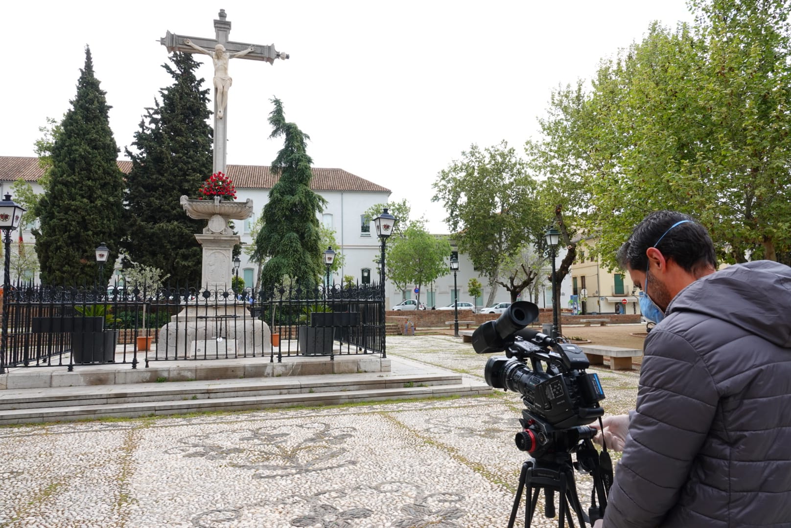 El Cristo del Campo del Príncipe ha recibido hoy su tradicional ofrenda floral a pesar del confinamiento declarado por el estado de alarma. Tres operarios han depositado un ramo junto a la cruz en el único acto de un Viernes Santo sin gente en las calles