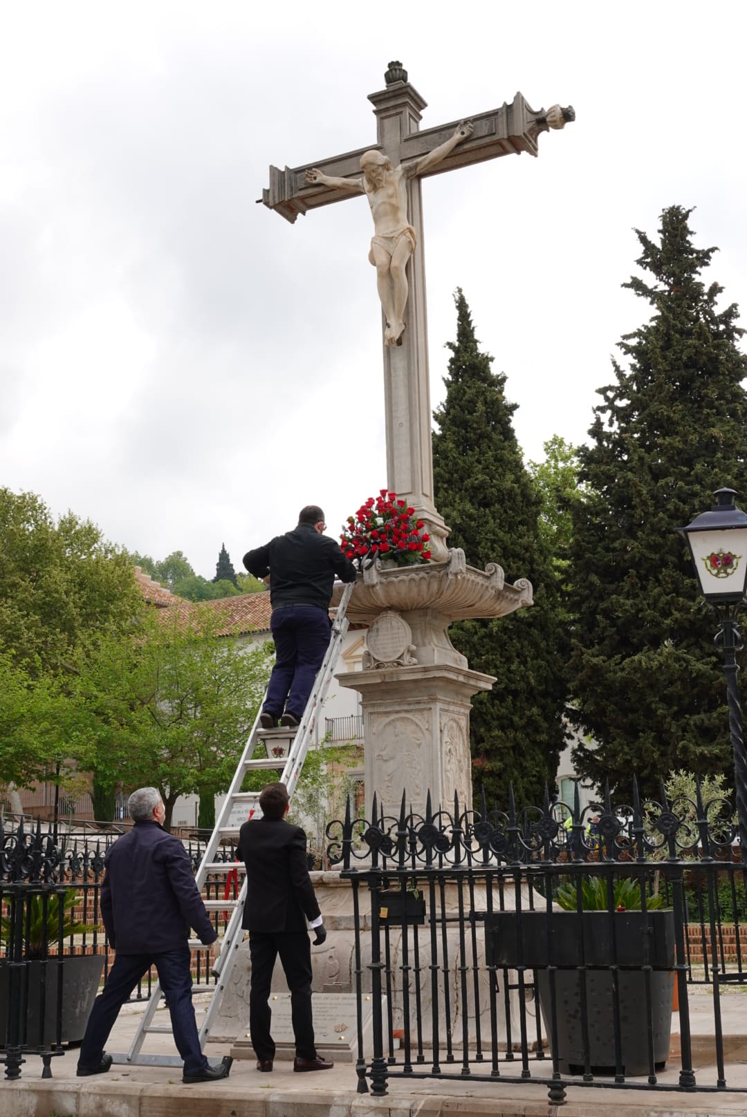 El Cristo del Campo del Príncipe ha recibido hoy su tradicional ofrenda floral a pesar del confinamiento declarado por el estado de alarma. Tres operarios han depositado un ramo junto a la cruz en el único acto de un Viernes Santo sin gente en las calles