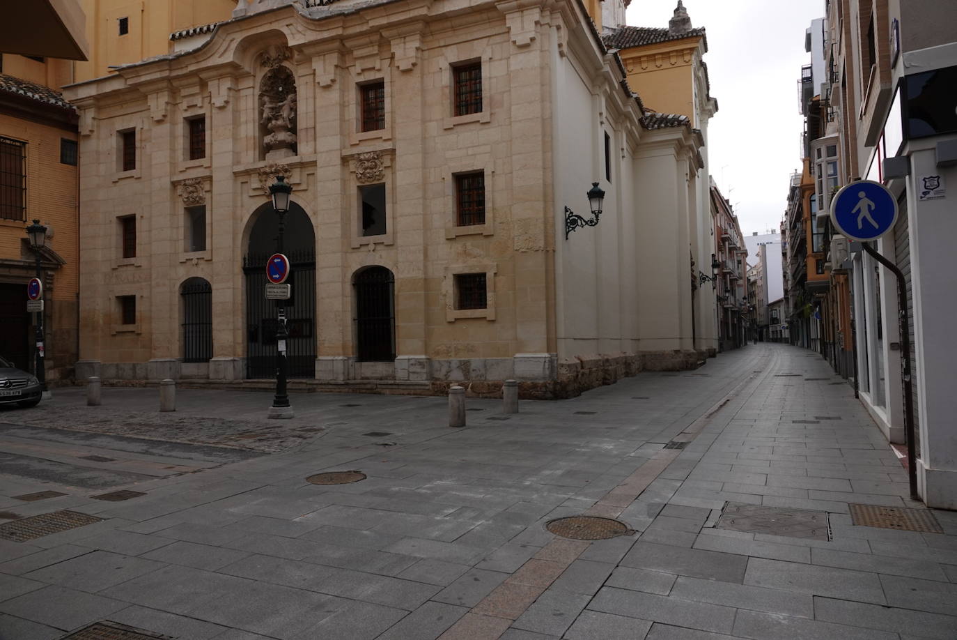 La jornada festiva, con la mayoría de supermercados cerrados, sumada al estado de alarma, deja el Viernes Santo más desértico que se recuerda en la ciudad