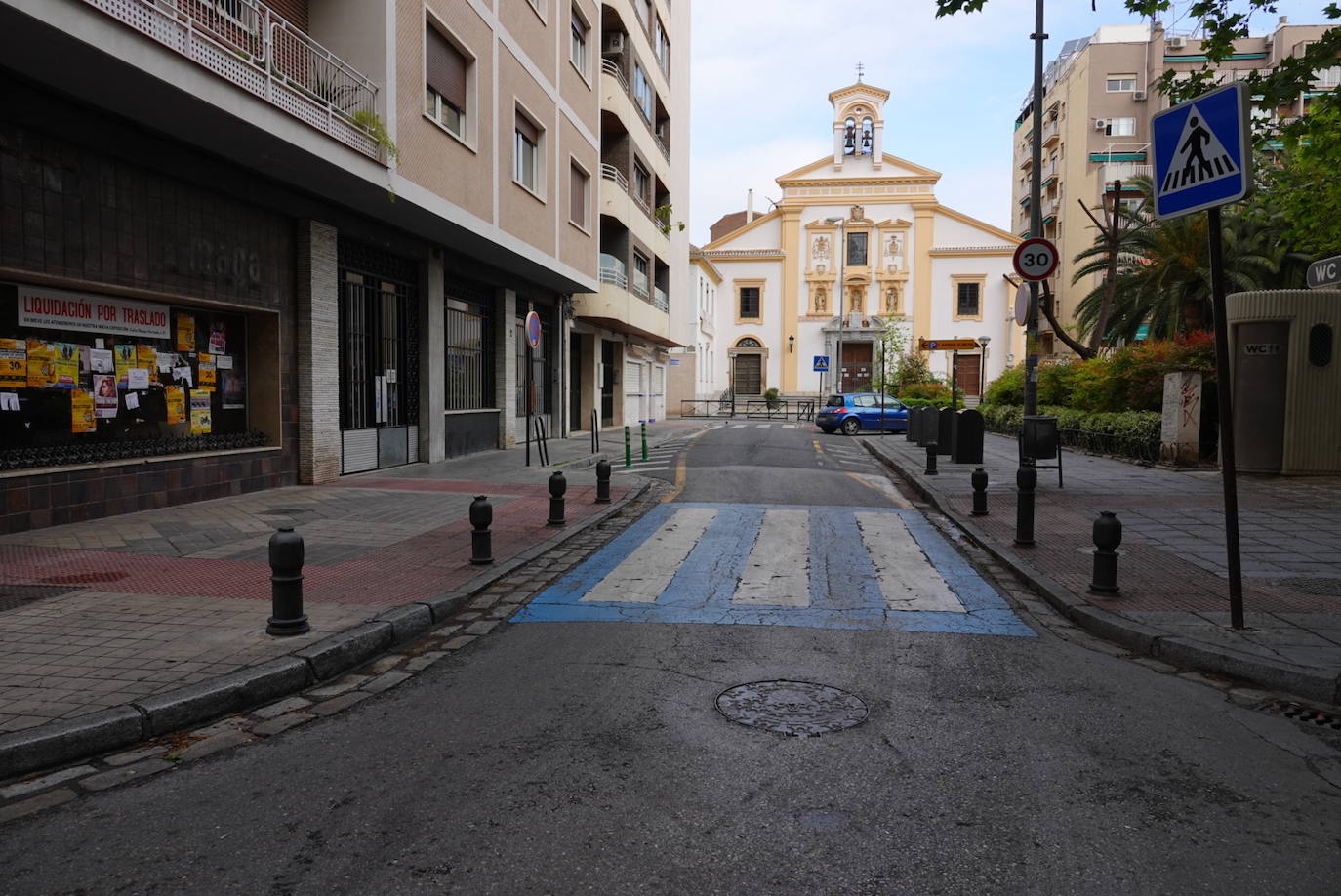 La jornada festiva, con la mayoría de supermercados cerrados, sumada al estado de alarma, deja el Viernes Santo más desértico que se recuerda en la ciudad