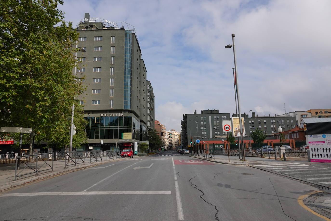 La jornada festiva, con la mayoría de supermercados cerrados, sumada al estado de alarma, deja el Viernes Santo más desértico que se recuerda en la ciudad