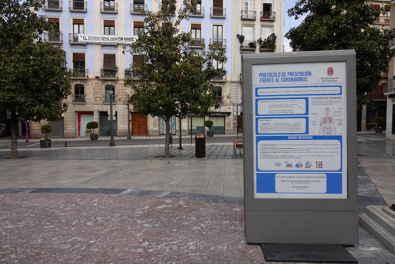 La jornada festiva, con la mayoría de supermercados cerrados, sumada al estado de alarma, deja el Viernes Santo más desértico que se recuerda en la ciudad