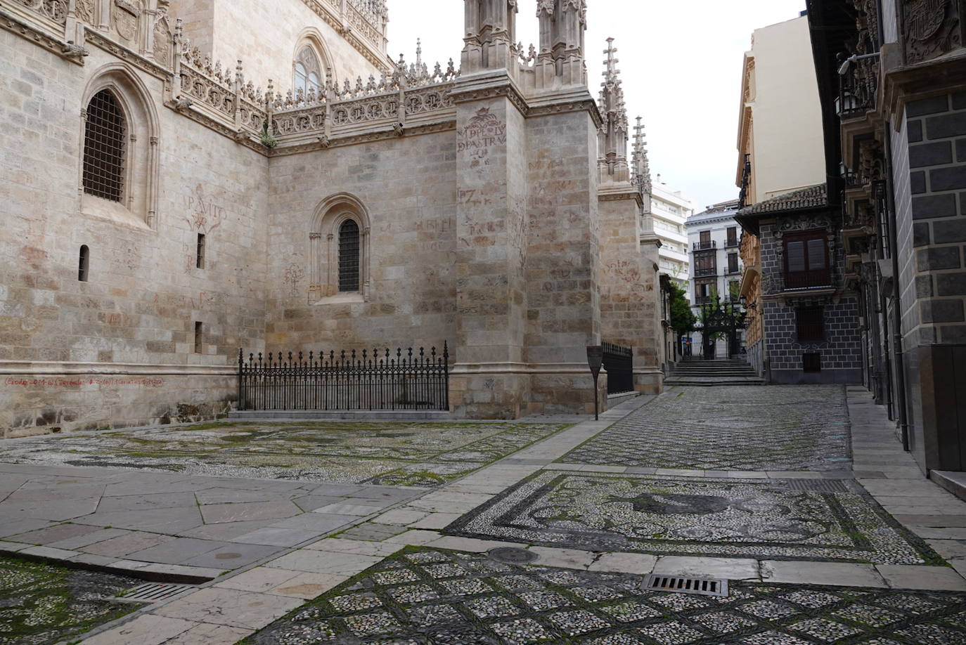 La jornada festiva, con la mayoría de supermercados cerrados, sumada al estado de alarma, deja el Viernes Santo más desértico que se recuerda en la ciudad