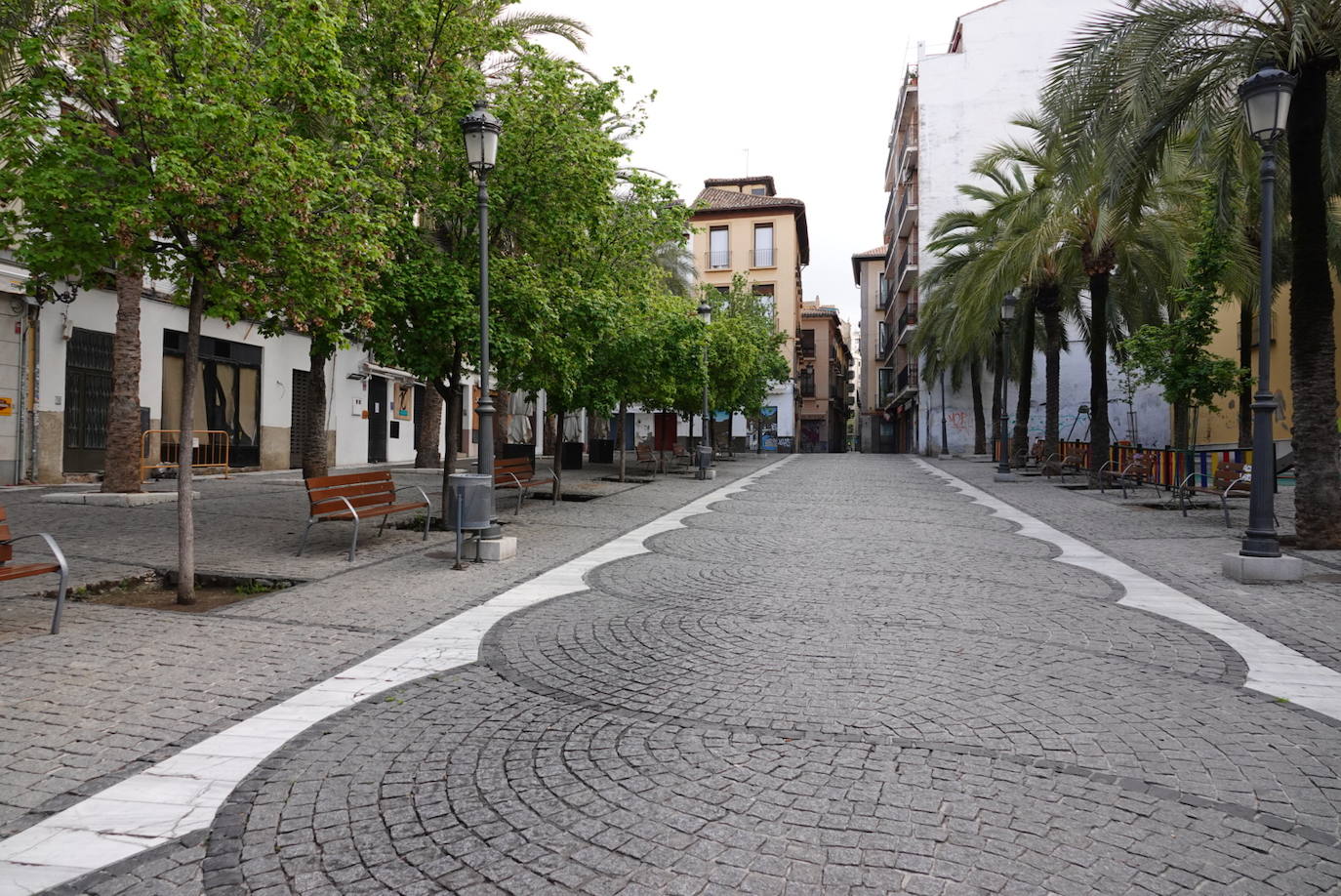 La jornada festiva, con la mayoría de supermercados cerrados, sumada al estado de alarma, deja el Viernes Santo más desértico que se recuerda en la ciudad