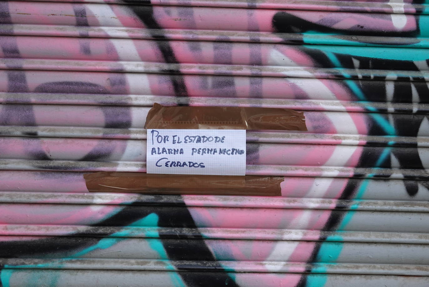 La jornada festiva, con la mayoría de supermercados cerrados, sumada al estado de alarma, deja el Viernes Santo más desértico que se recuerda en la ciudad