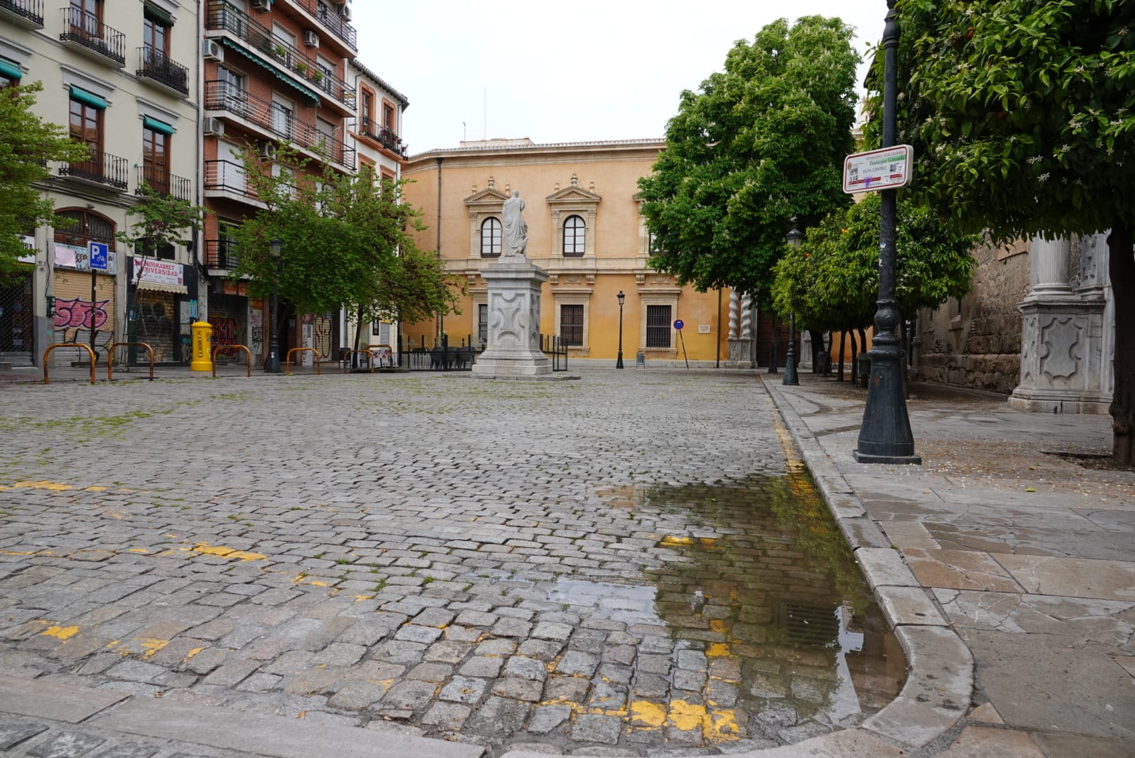 La jornada festiva, con la mayoría de supermercados cerrados, sumada al estado de alarma, deja el Viernes Santo más desértico que se recuerda en la ciudad