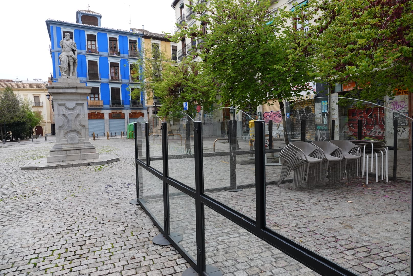 La jornada festiva, con la mayoría de supermercados cerrados, sumada al estado de alarma, deja el Viernes Santo más desértico que se recuerda en la ciudad