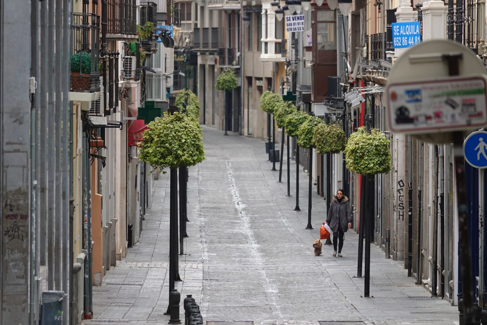 La jornada festiva, con la mayoría de supermercados cerrados, sumada al estado de alarma, deja el Viernes Santo más desértico que se recuerda en la ciudad