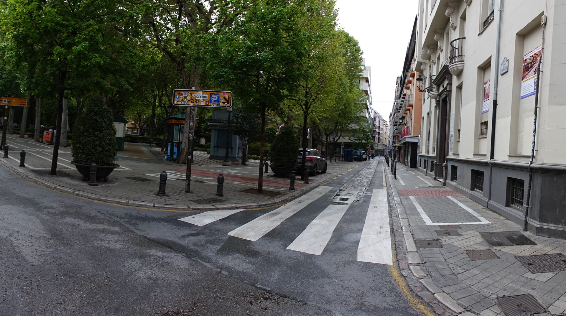 La jornada festiva, con la mayoría de supermercados cerrados, sumada al estado de alarma, deja el Viernes Santo más desértico que se recuerda en la ciudad