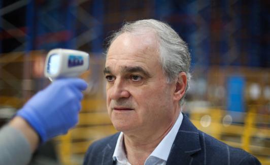 Una trabajadora toma la temperatura a Mingorance en la sede de Bidafarma.