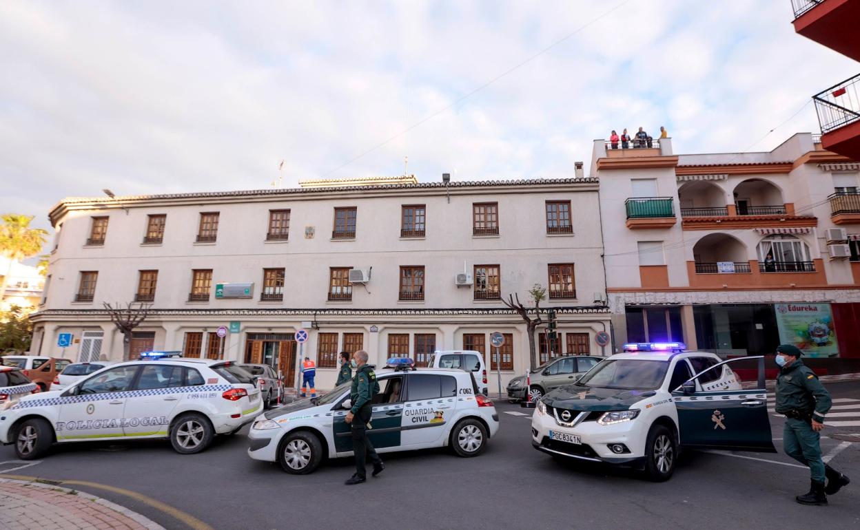 Agentes de Policía y Guardia Civil, en una de las caravanas que realizaban hasa ayer en Salobreña.