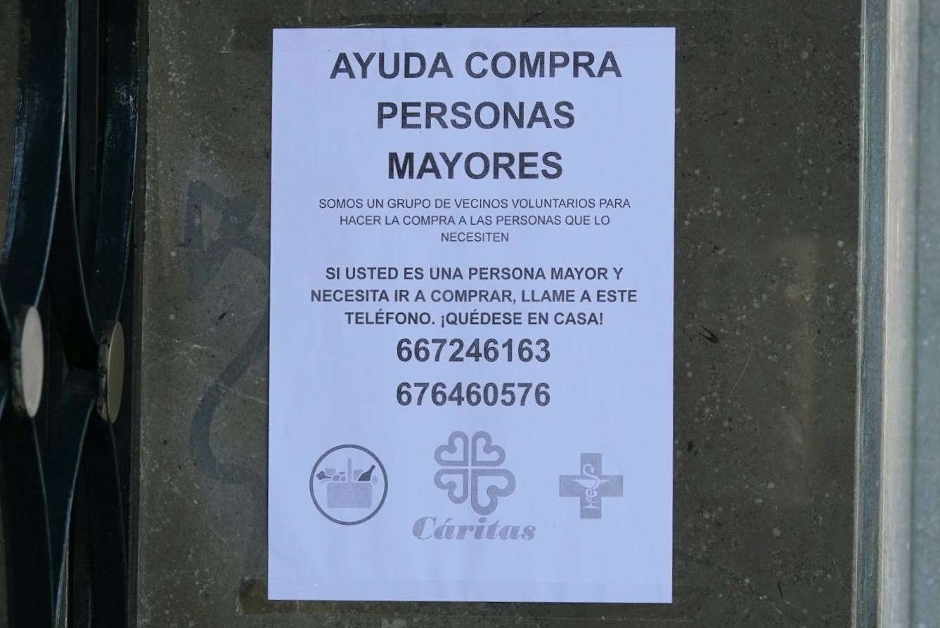 El confinamiento por el estado de alarma deja las calles de Granada absolutamente vacías una en una jornada de tradicional bullicio que se habría visto reforzada por el tiempo despejado