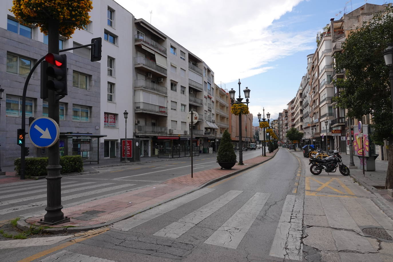 El confinamiento por el estado de alarma deja las calles de Granada absolutamente vacías una en una jornada de tradicional bullicio que se habría visto reforzada por el tiempo despejado