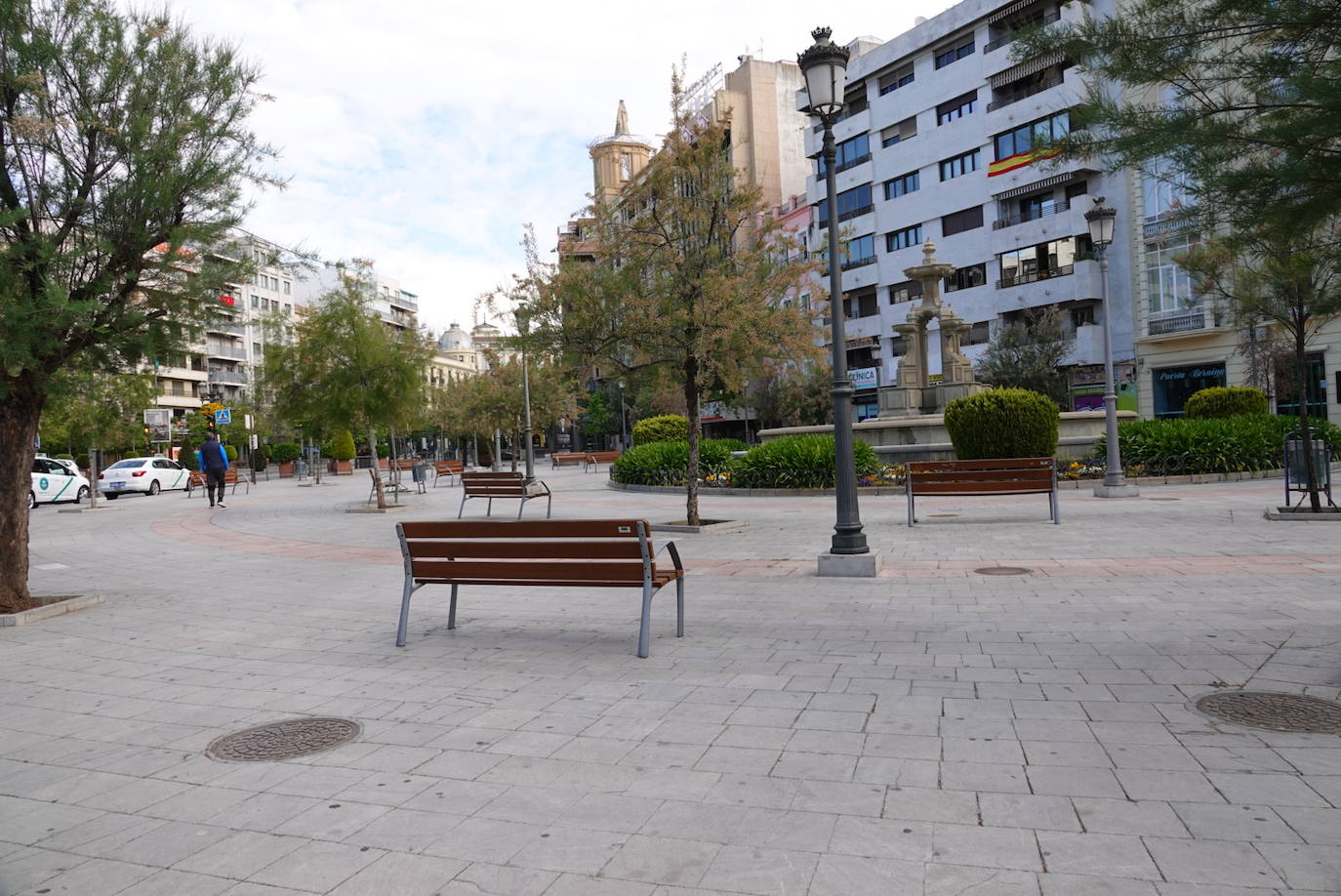 El confinamiento por el estado de alarma deja las calles de Granada absolutamente vacías una en una jornada de tradicional bullicio que se habría visto reforzada por el tiempo despejado