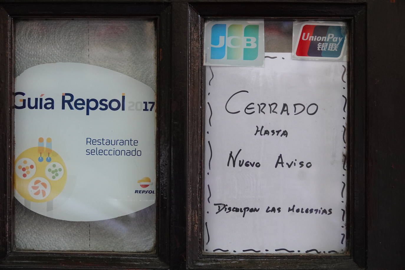 El confinamiento por el estado de alarma deja las calles de Granada absolutamente vacías una en una jornada de tradicional bullicio que se habría visto reforzada por el tiempo despejado