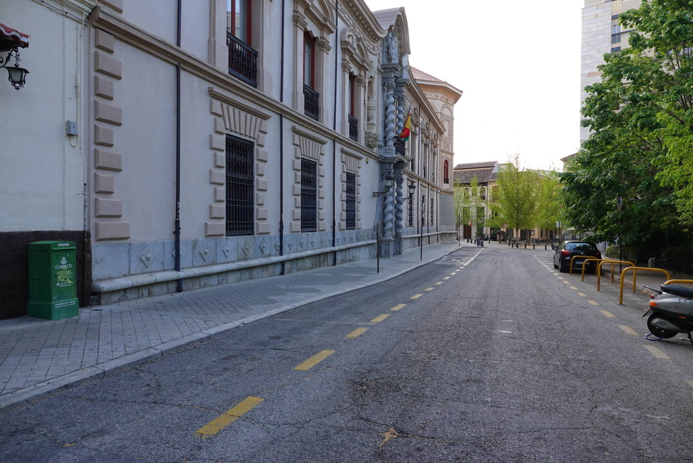 El confinamiento por el estado de alarma deja las calles de Granada absolutamente vacías una en una jornada de tradicional bullicio que se habría visto reforzada por el tiempo despejado