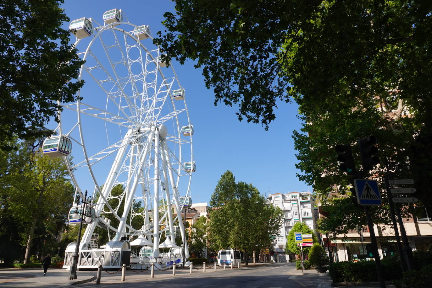 El confinamiento por el estado de alarma deja las calles de Granada absolutamente vacías una en una jornada de tradicional bullicio que se habría visto reforzada por el tiempo despejado