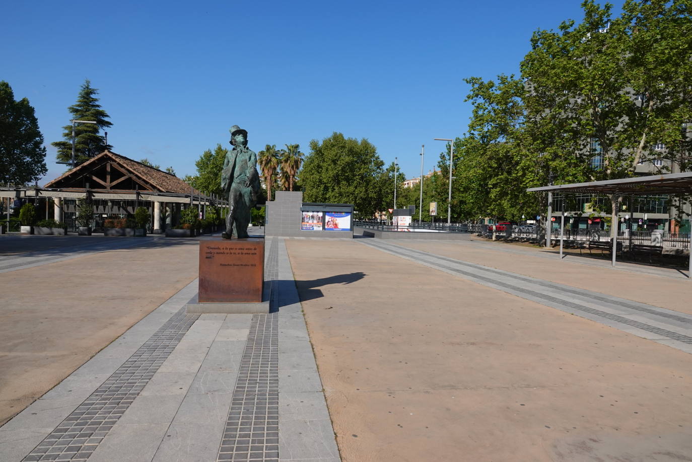 El confinamiento por el estado de alarma deja las calles de Granada absolutamente vacías una en una jornada de tradicional bullicio que se habría visto reforzada por el tiempo despejado