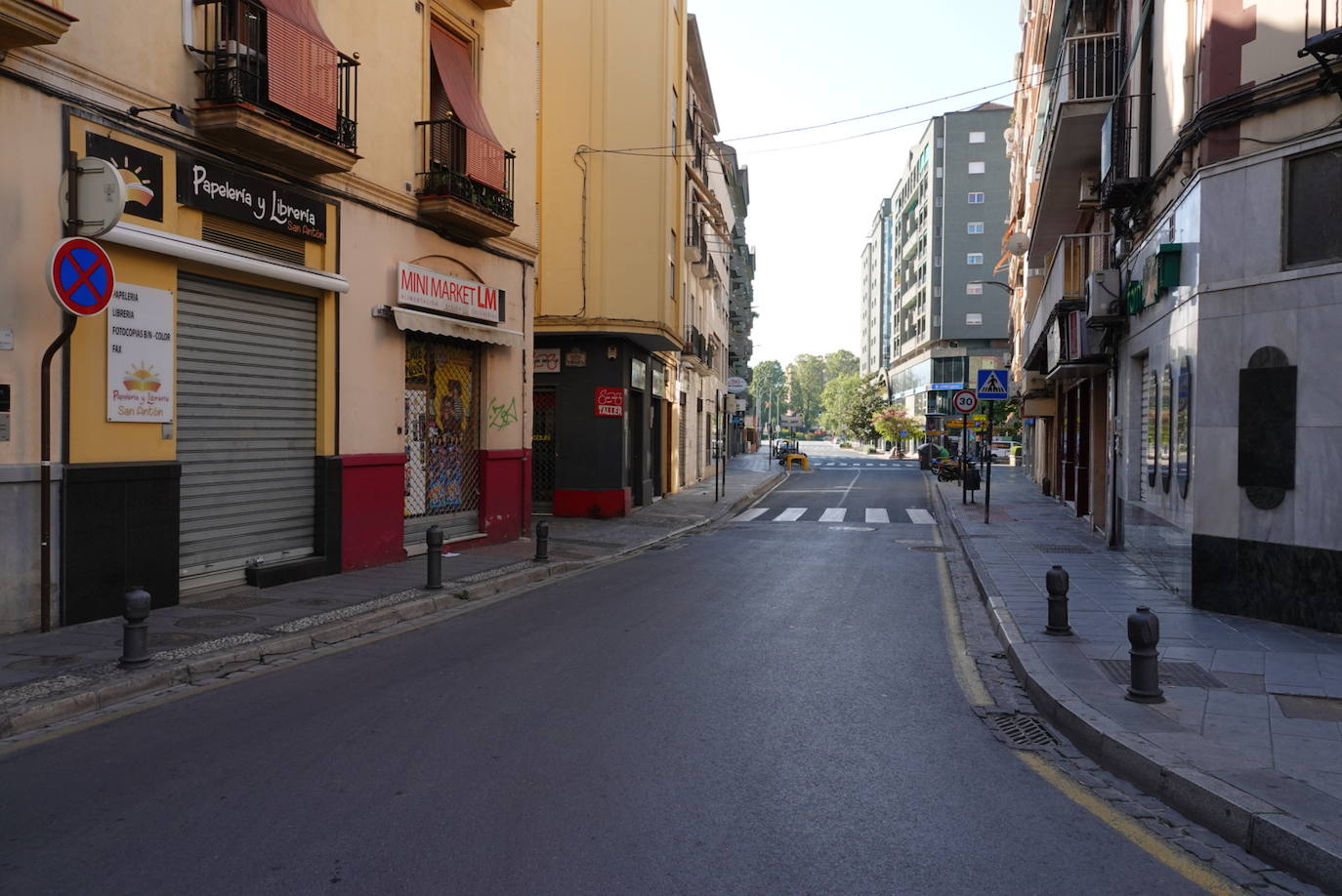 El confinamiento por el estado de alarma deja las calles de Granada absolutamente vacías una en una jornada de tradicional bullicio que se habría visto reforzada por el tiempo despejado