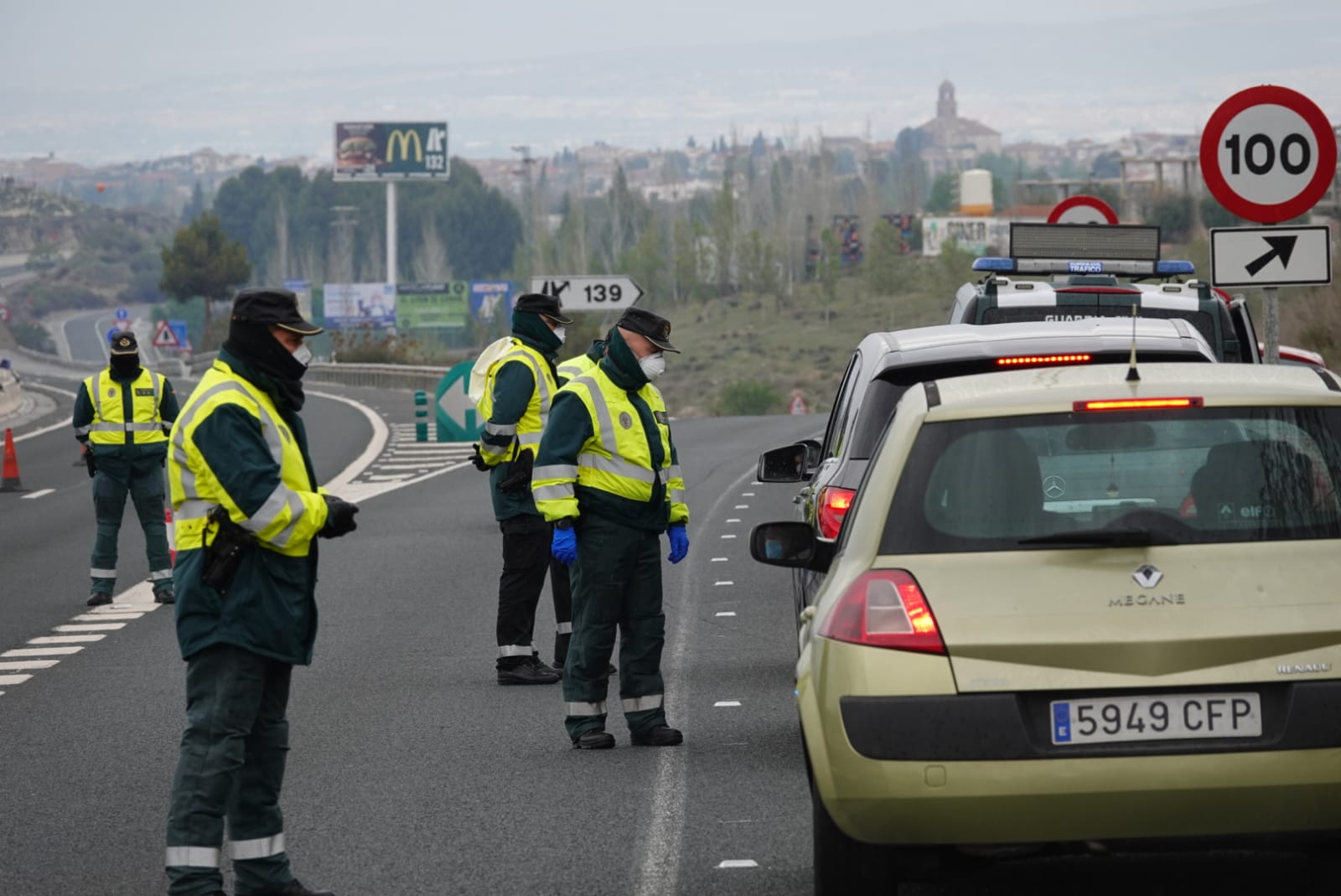 El confinamiento por el estado de alarma deja las calles de Granada absolutamente vacías una en una jornada de tradicional bullicio que se habría visto reforzada por el tiempo despejado