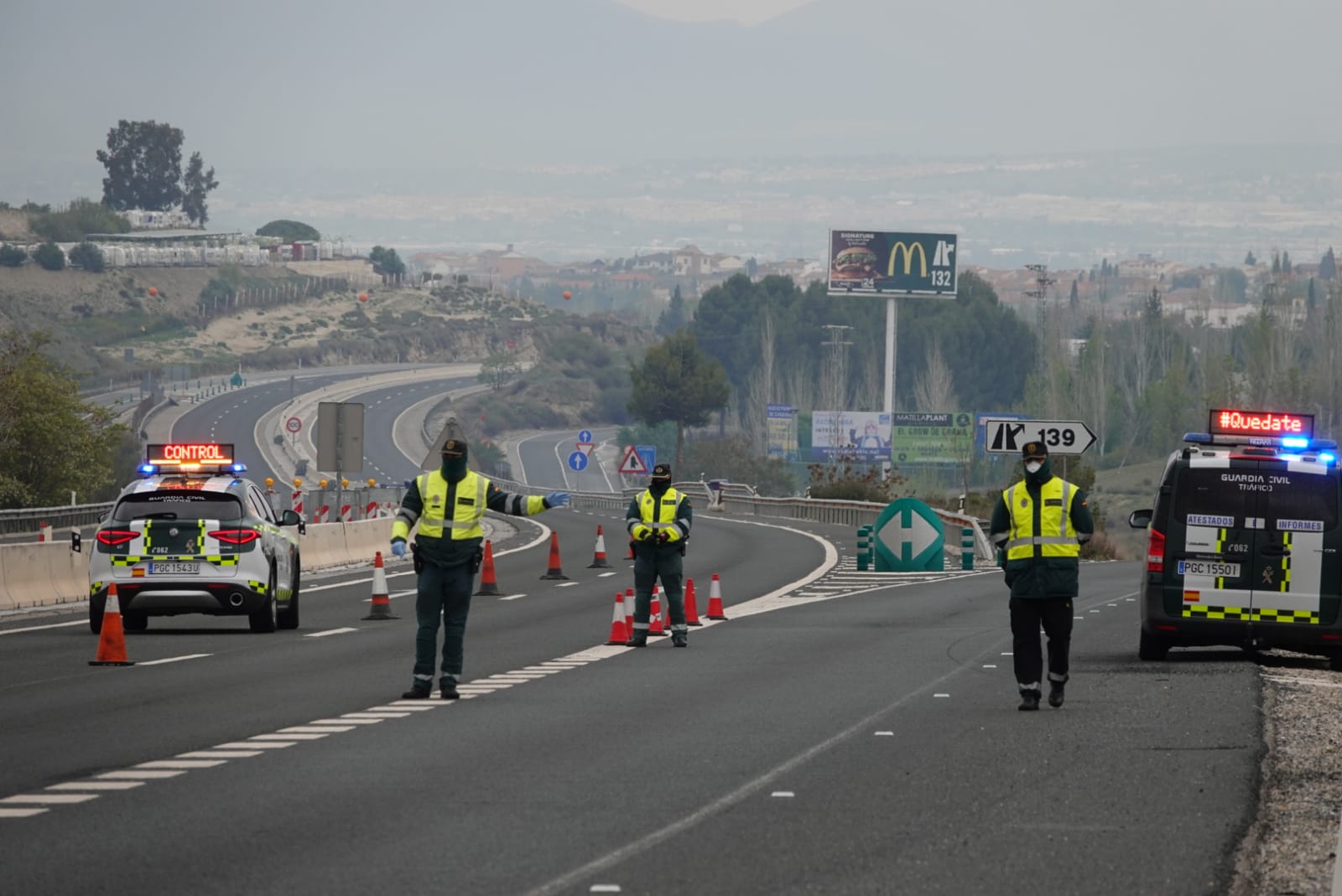 El confinamiento por el estado de alarma deja las calles de Granada absolutamente vacías una en una jornada de tradicional bullicio que se habría visto reforzada por el tiempo despejado