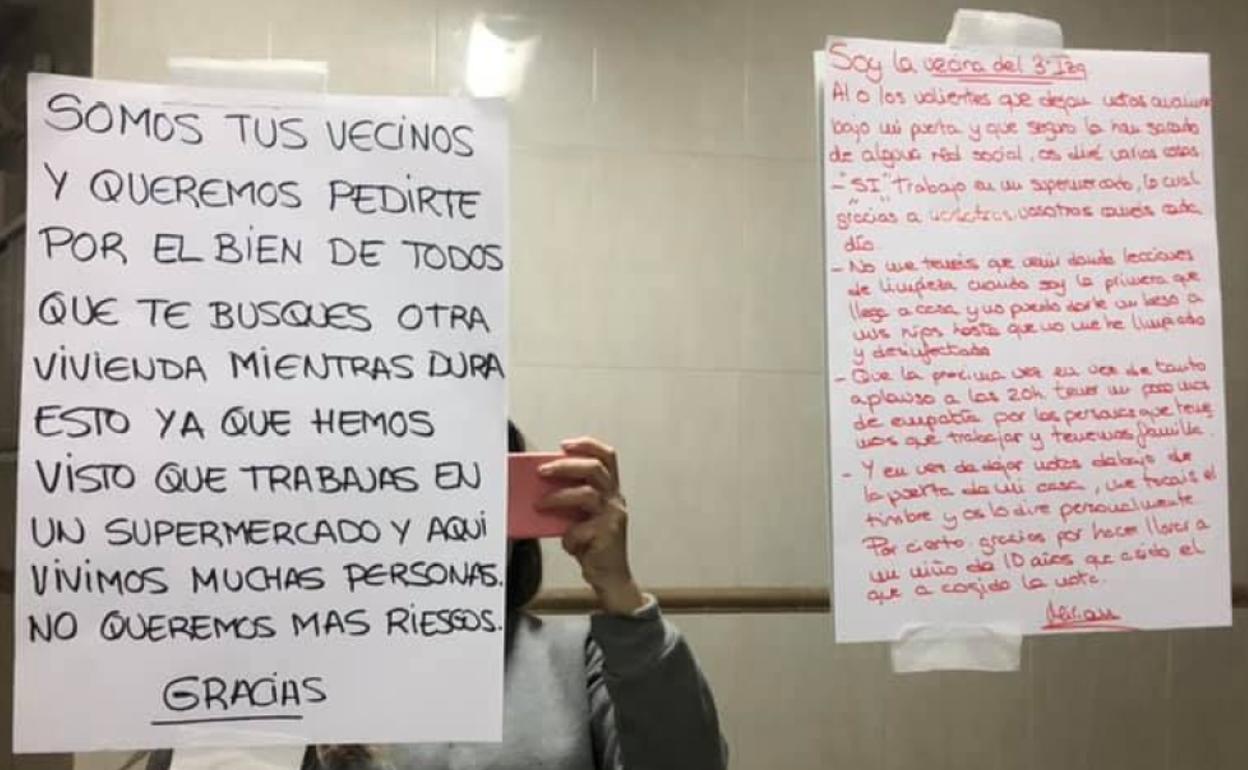 A la izquierda, el cartel de sus vecinos; a la derecha, su respuesta.