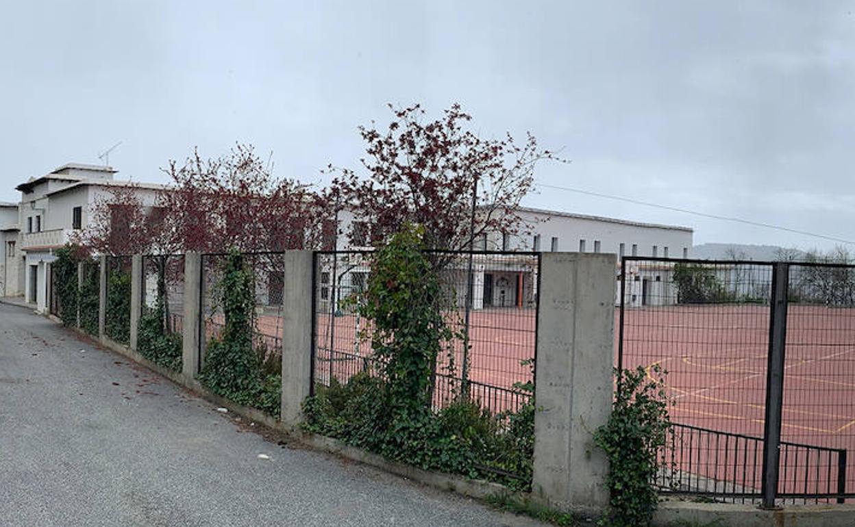 Parte trasera del instituto y las pistas deportivas.