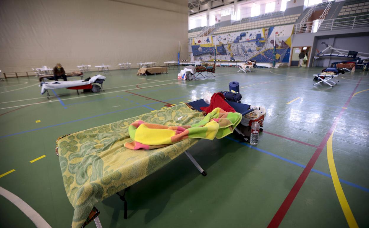 El interior del pabellón donde se alberga a personas sin hogar.