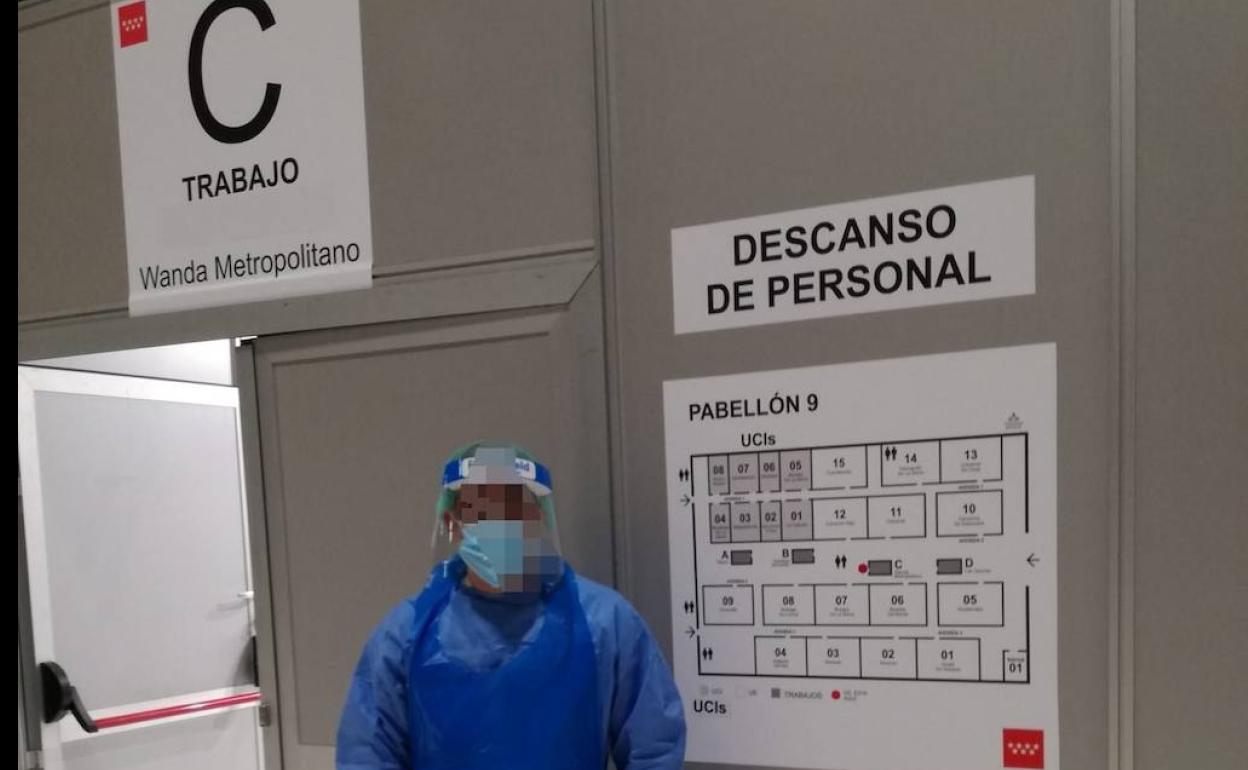 Un sanitario en la zona de trabajo Wanda Metropolitano del pabellón 9 de Ifema. 