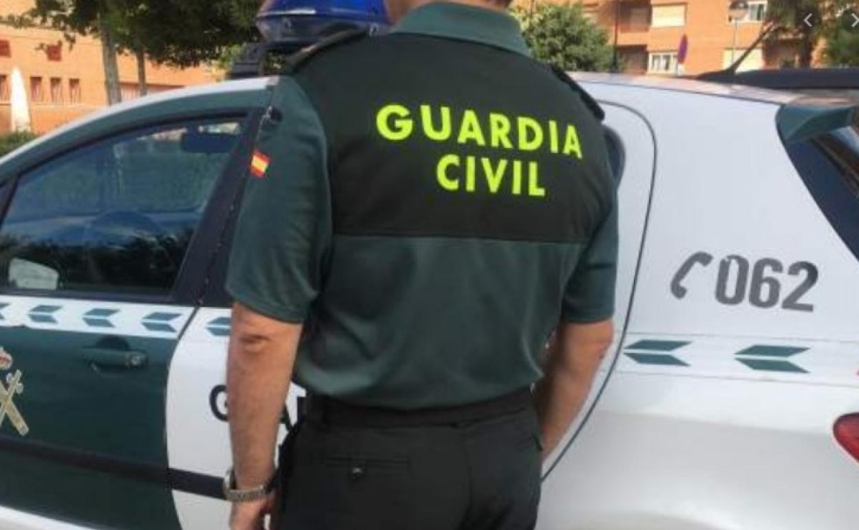 Roba el bolso con 650 euros y 10 décimos de lotería a una mujer de Granada