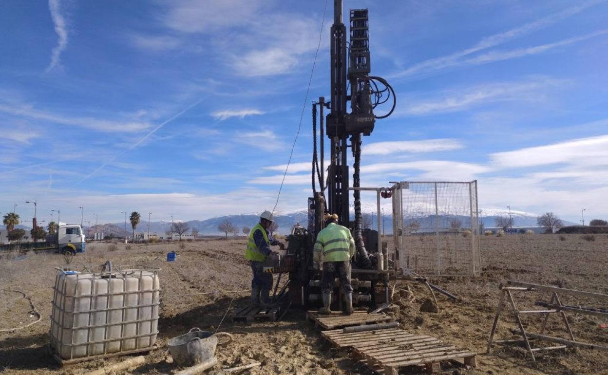 Operarios realizan los trabajos preliminares para la construcción de los primeros laboratorios.