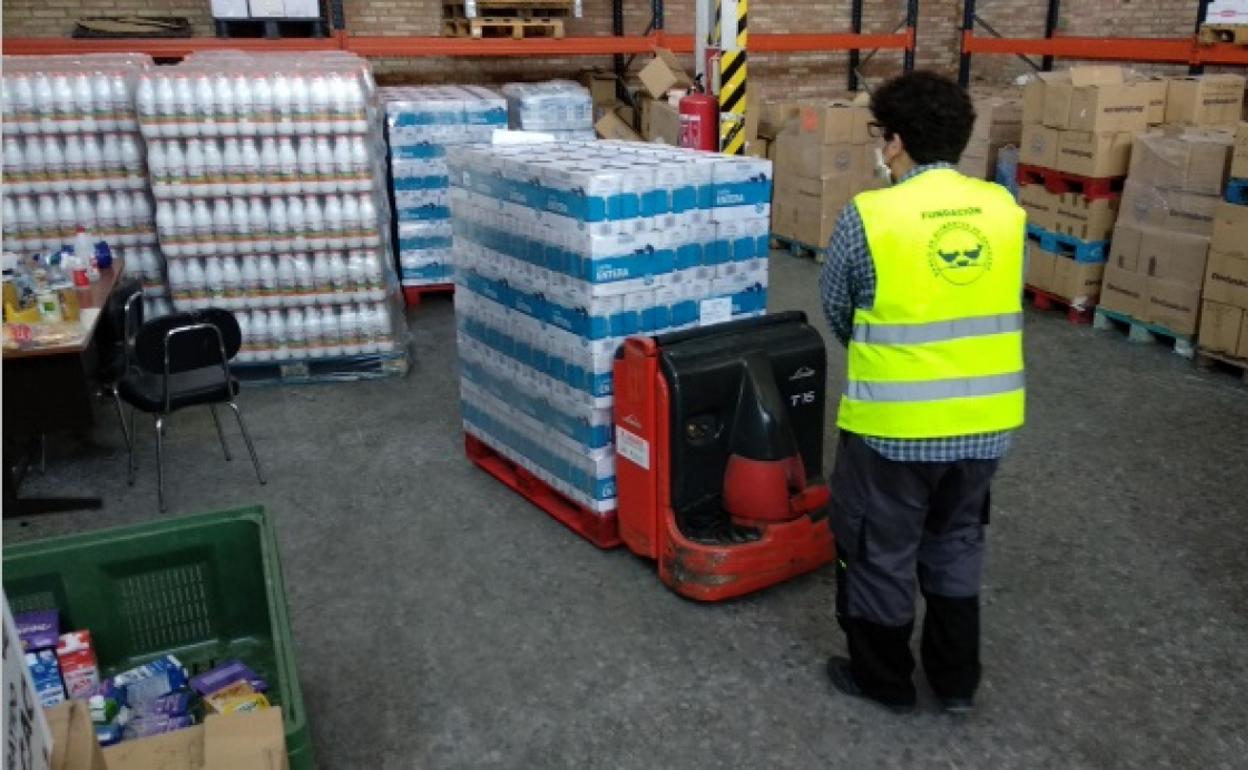 La gran donación de Mercadona: 100 toneladas de leche, aceite, atún y comida infantil a los Bancos de Alimentos de Andalucía