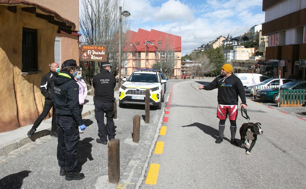 Agentes de Policía Local hablan con un hombre que pasea a su perro en Sierra Nevada. 