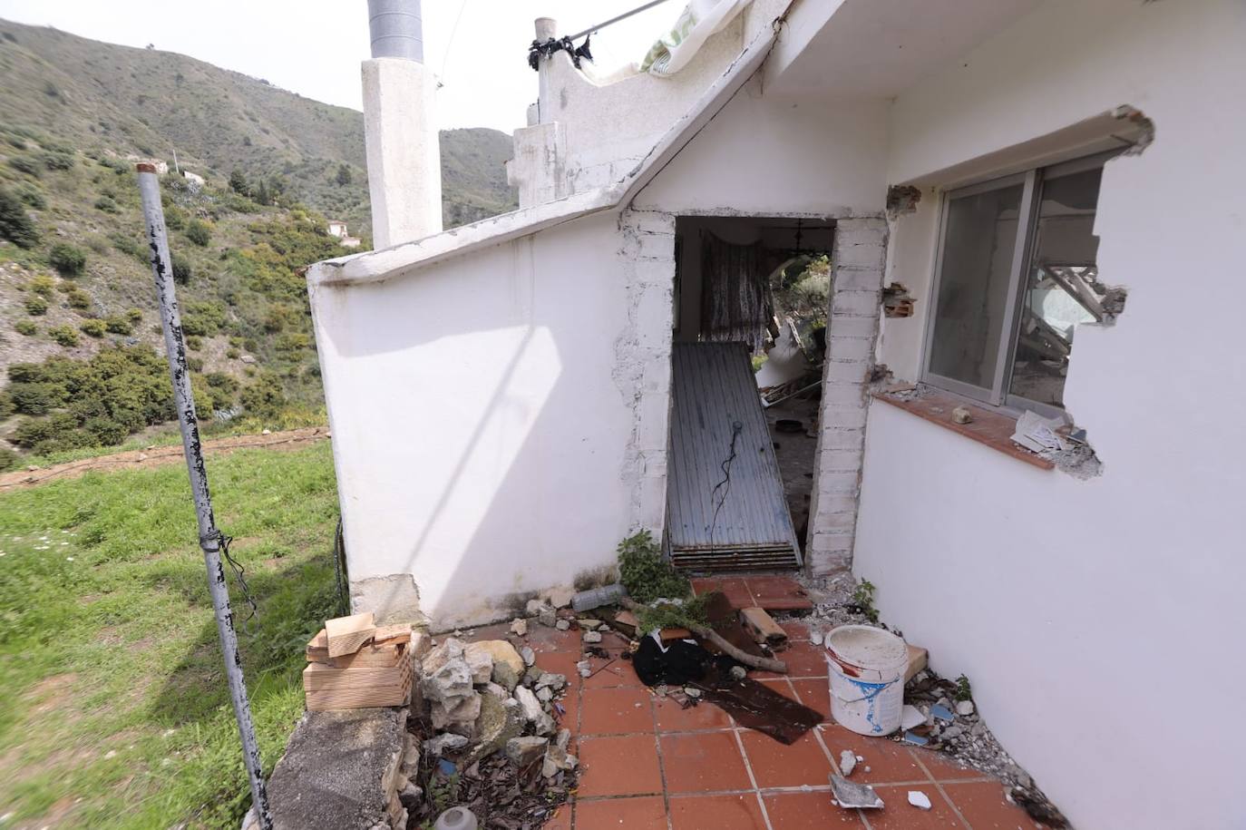 El corrimiento de tierras ha provocado daños en cuatro viviendas y un depósito de agua.