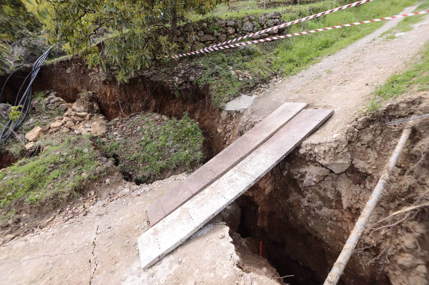 El corrimiento de tierras ha provocado daños en cuatro viviendas y un depósito de agua.