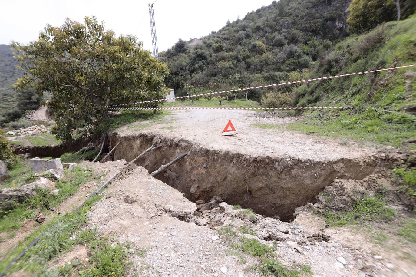 El corrimiento de tierras ha provocado daños en cuatro viviendas y un depósito de agua.