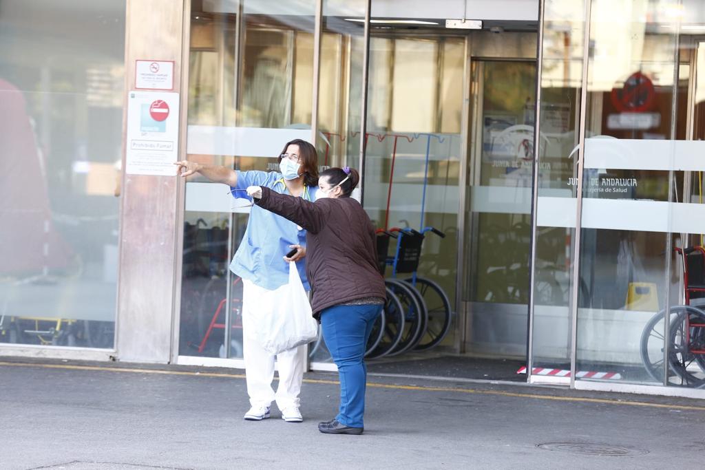 La cuarentena sigue en todo el país y la poca gente que recorre las vías de la ciudad aparece con mascarillas