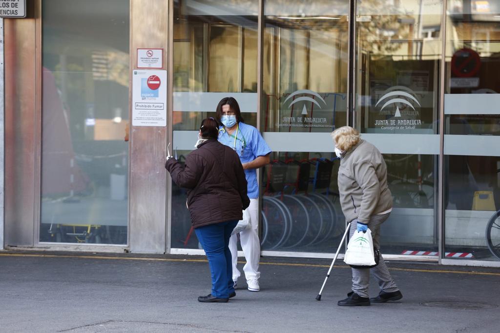 La cuarentena sigue en todo el país y la poca gente que recorre las vías de la ciudad aparece con mascarillas