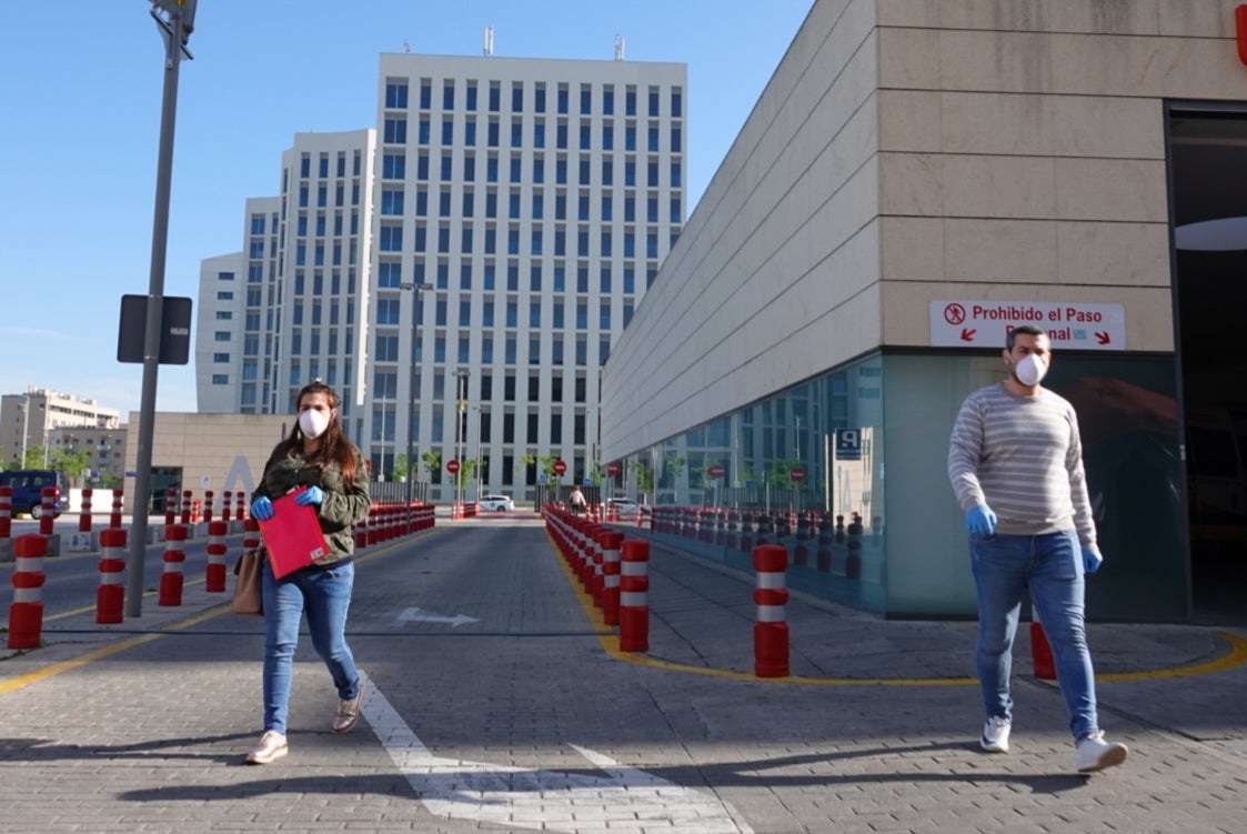 La cuarentena sigue en todo el país y la poca gente que recorre las vías de la ciudad aparece con mascarillas