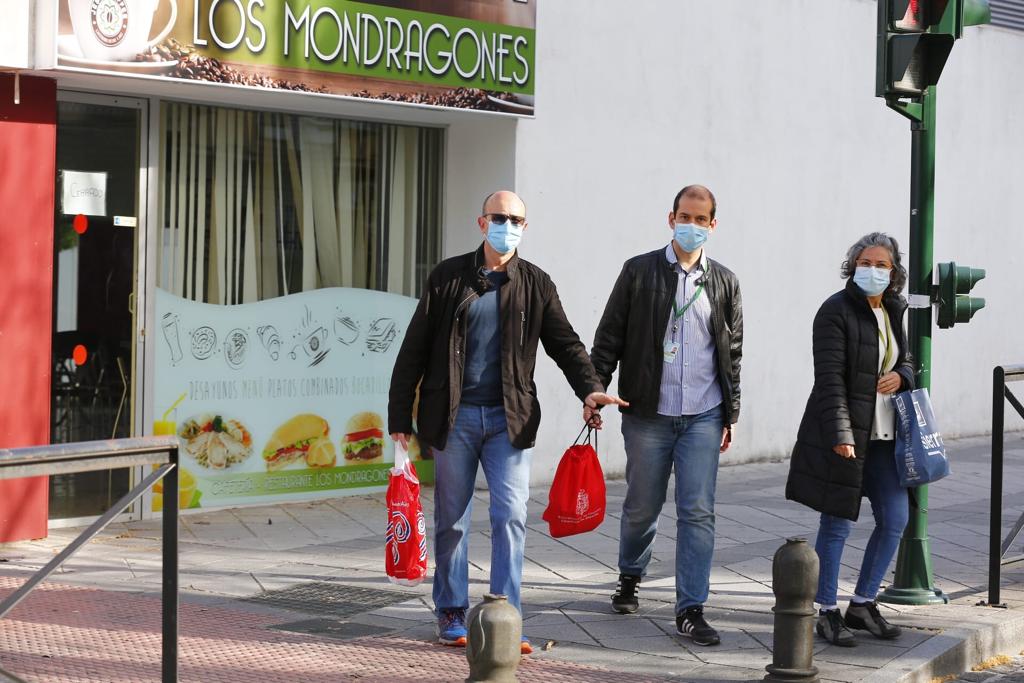 La cuarentena sigue en todo el país y la poca gente que recorre las vías de la ciudad aparece con mascarillas