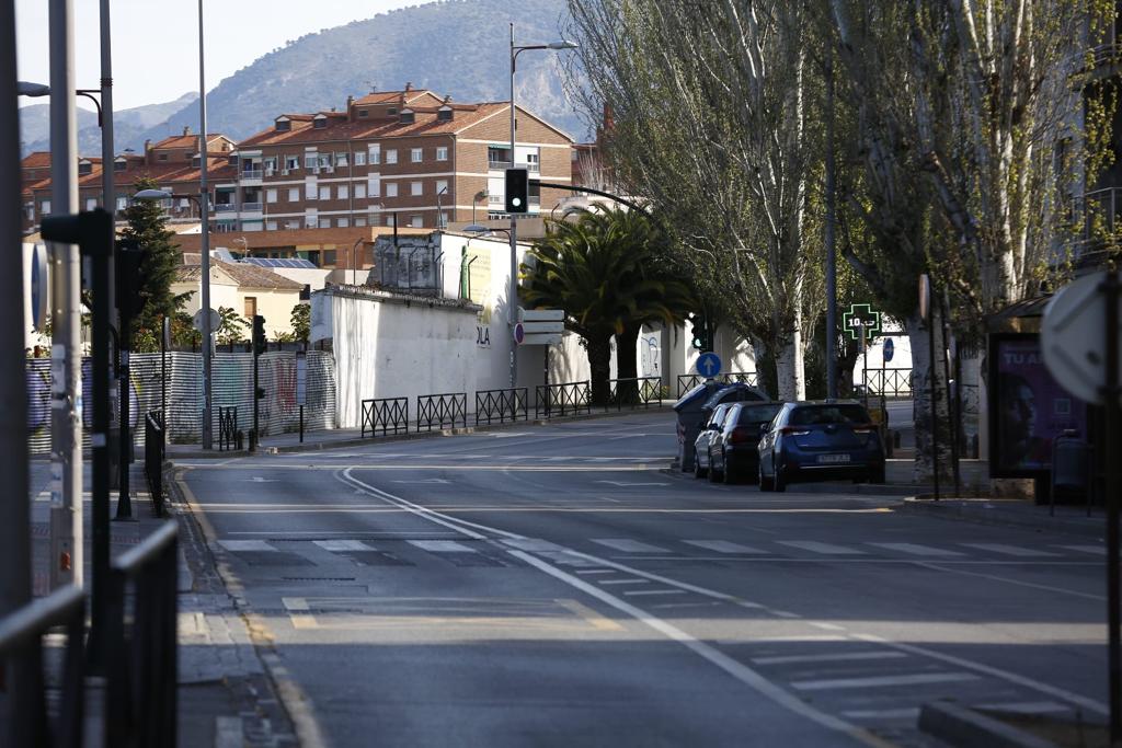 La cuarentena sigue en todo el país y la poca gente que recorre las vías de la ciudad aparece con mascarillas