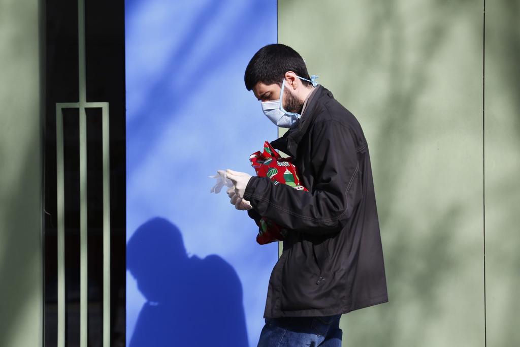 La cuarentena sigue en todo el país y la poca gente que recorre las vías de la ciudad aparece con mascarillas