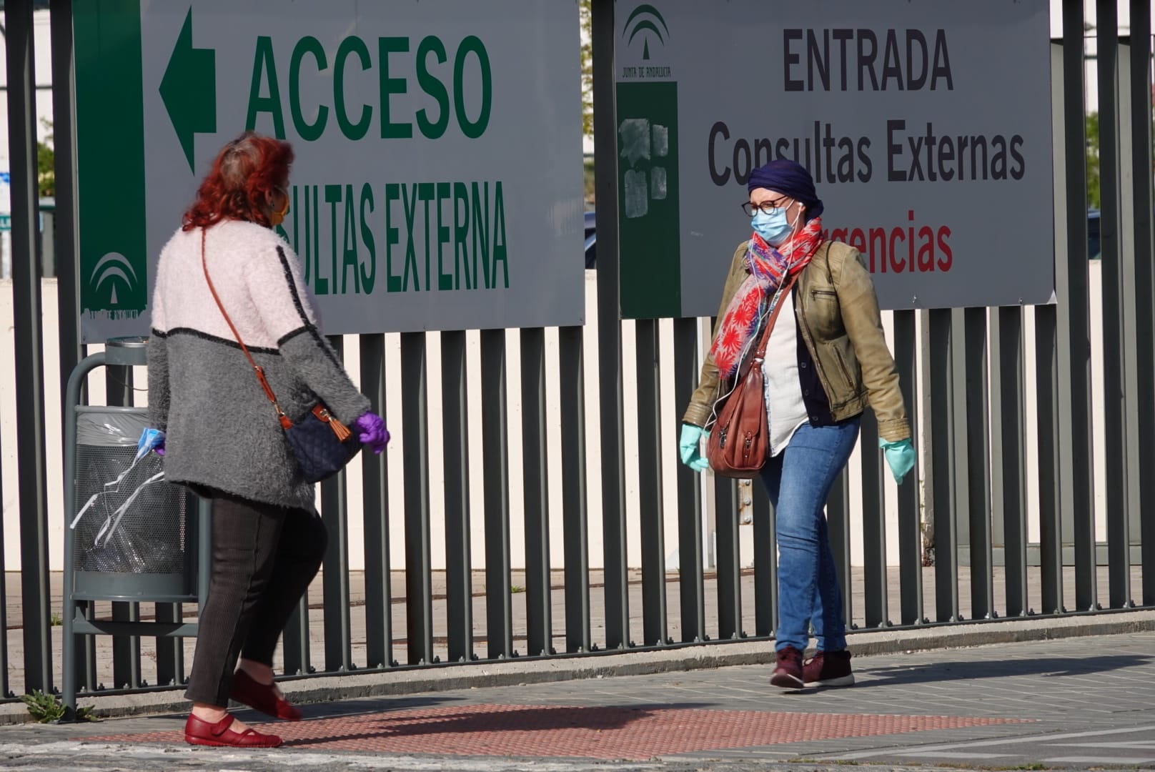 La cuarentena sigue en todo el país y la poca gente que recorre las vías de la ciudad aparece con mascarillas