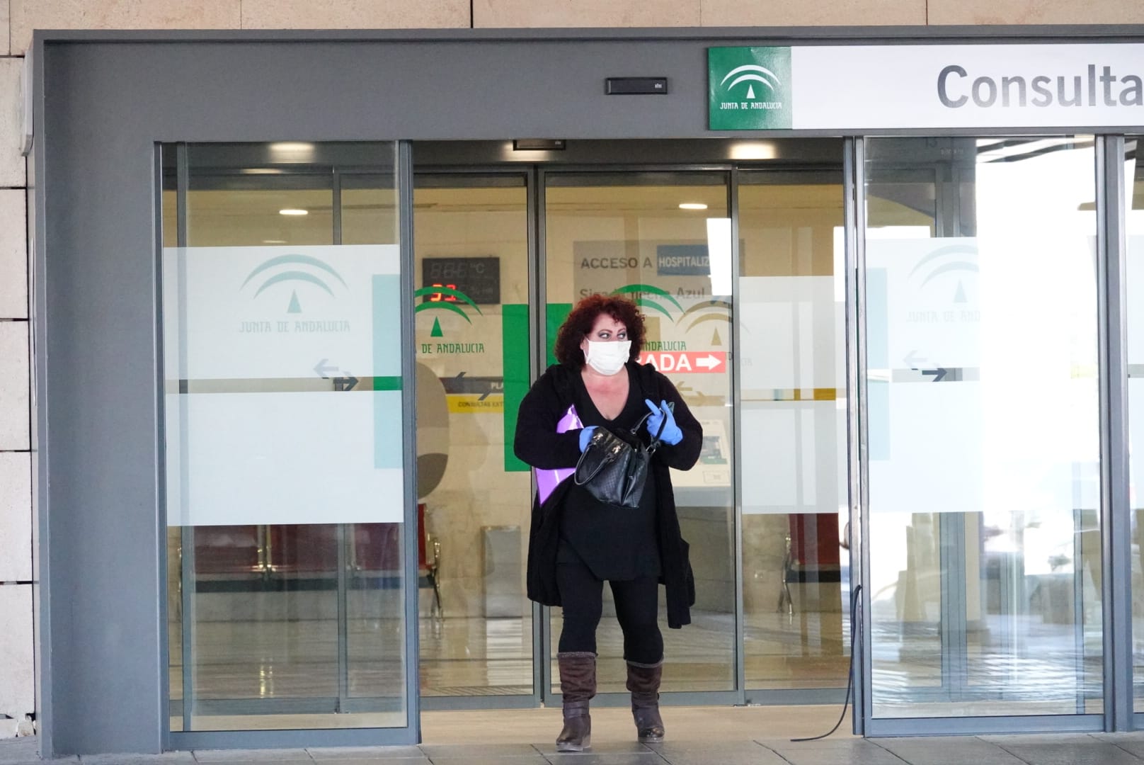 La cuarentena sigue en todo el país y la poca gente que recorre las vías de la ciudad aparece con mascarillas