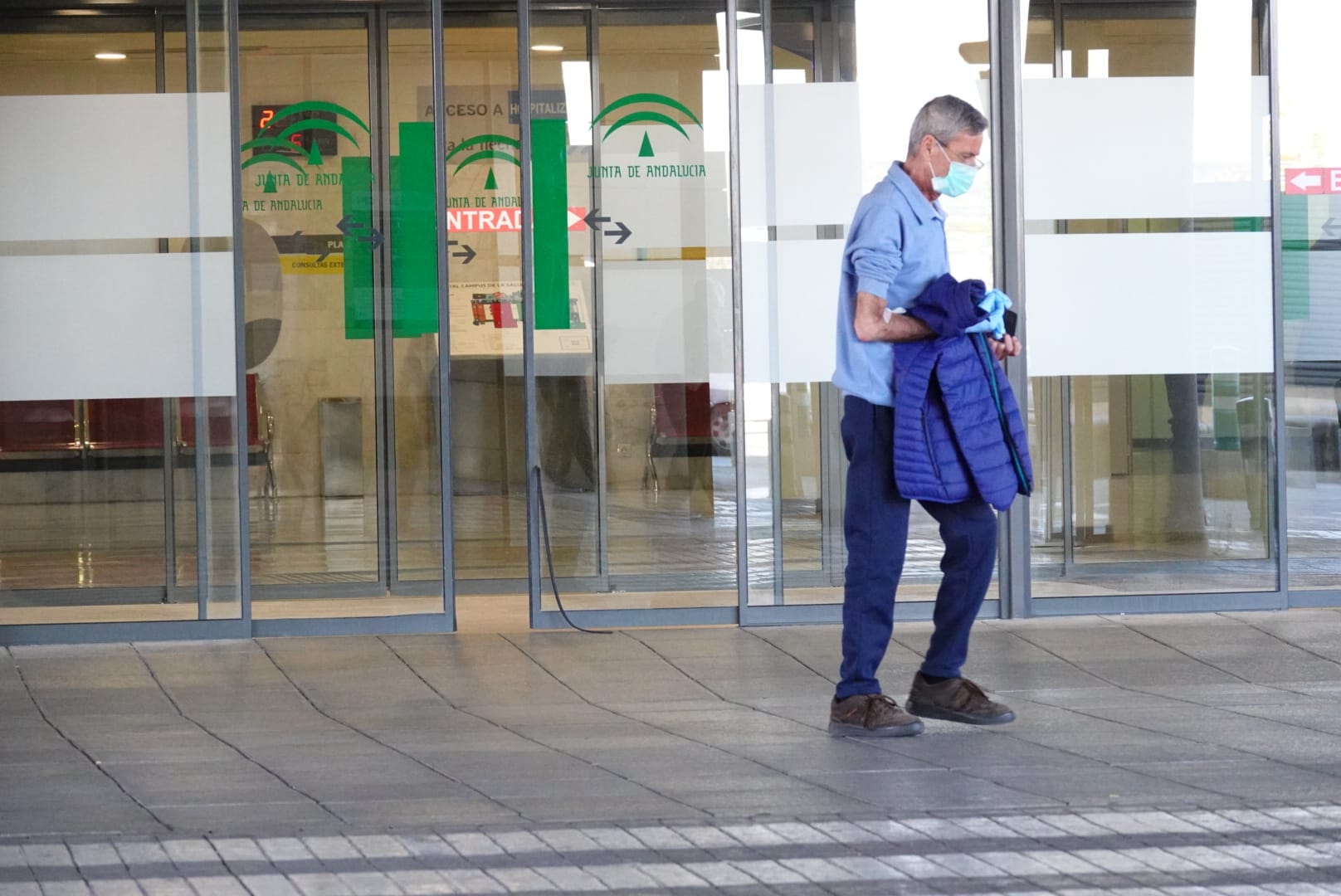 La cuarentena sigue en todo el país y la poca gente que recorre las vías de la ciudad aparece con mascarillas