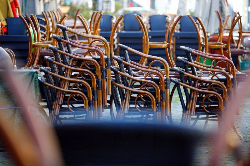 La terraza de un restaurante, vacía tras el cierre de los negocios.