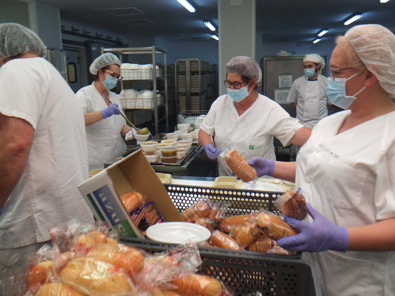 La actividad no cesa en la cocina del centro universitario almeriense.