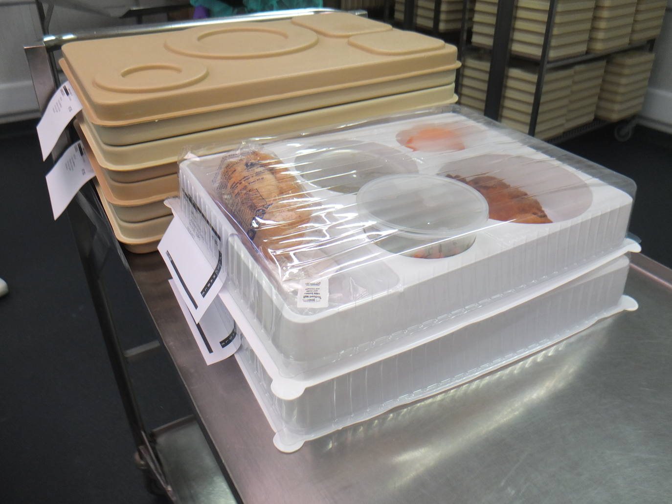 La actividad no cesa en la cocina del centro universitario almeriense.