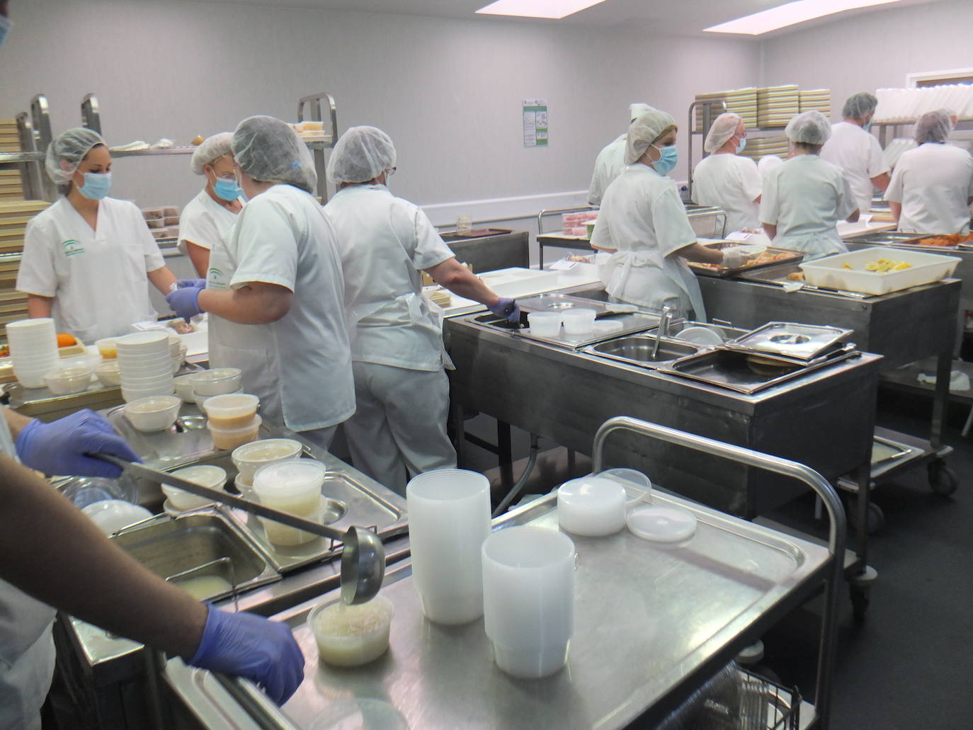 La actividad no cesa en la cocina del centro universitario almeriense.